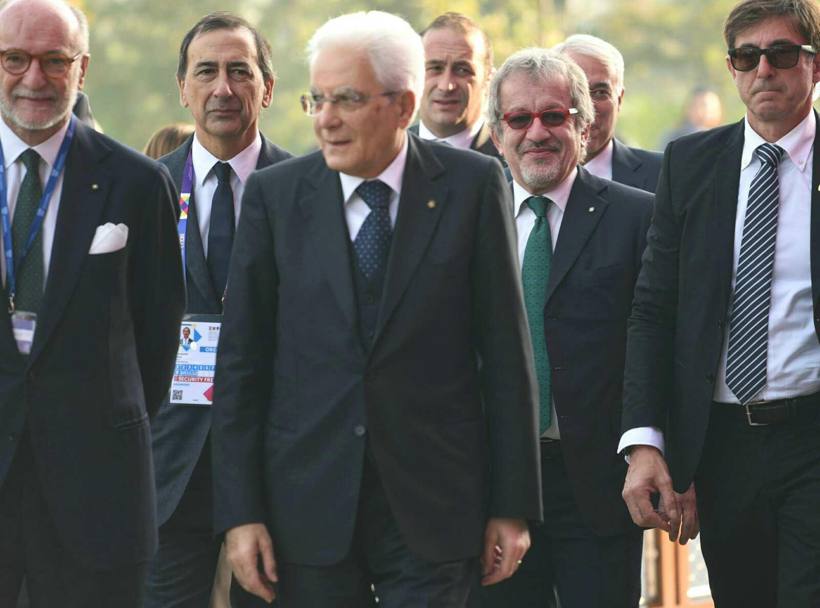 Il presidente della Regione Lombardia Roberto Maroni accoglie, con le altre autorita&#39;, il presidente della Repubblica Sergio Mattarella al suo arrivo all&#39;Assemblea Generale di Assolombarda, a Expo, (Ansa)